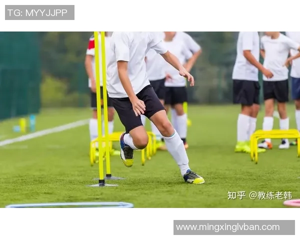 足球明星女友转型健身教练揭秘她的健康生活与训练秘诀